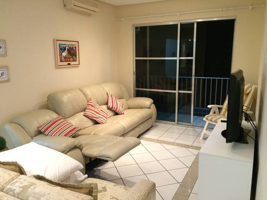 Sala com sofá reclinável