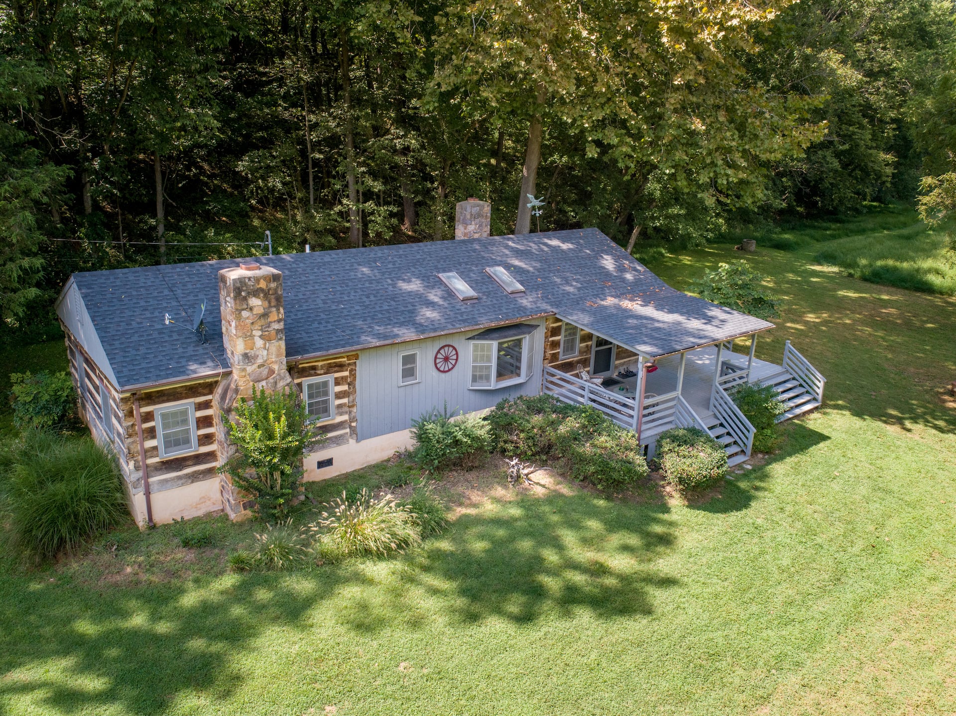 Riverfront Cabin! Mini Highlands & Fireplaces (BR)