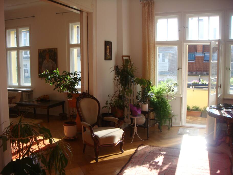 Blick v Esszimmer zum Balkon und Wohnzimmer