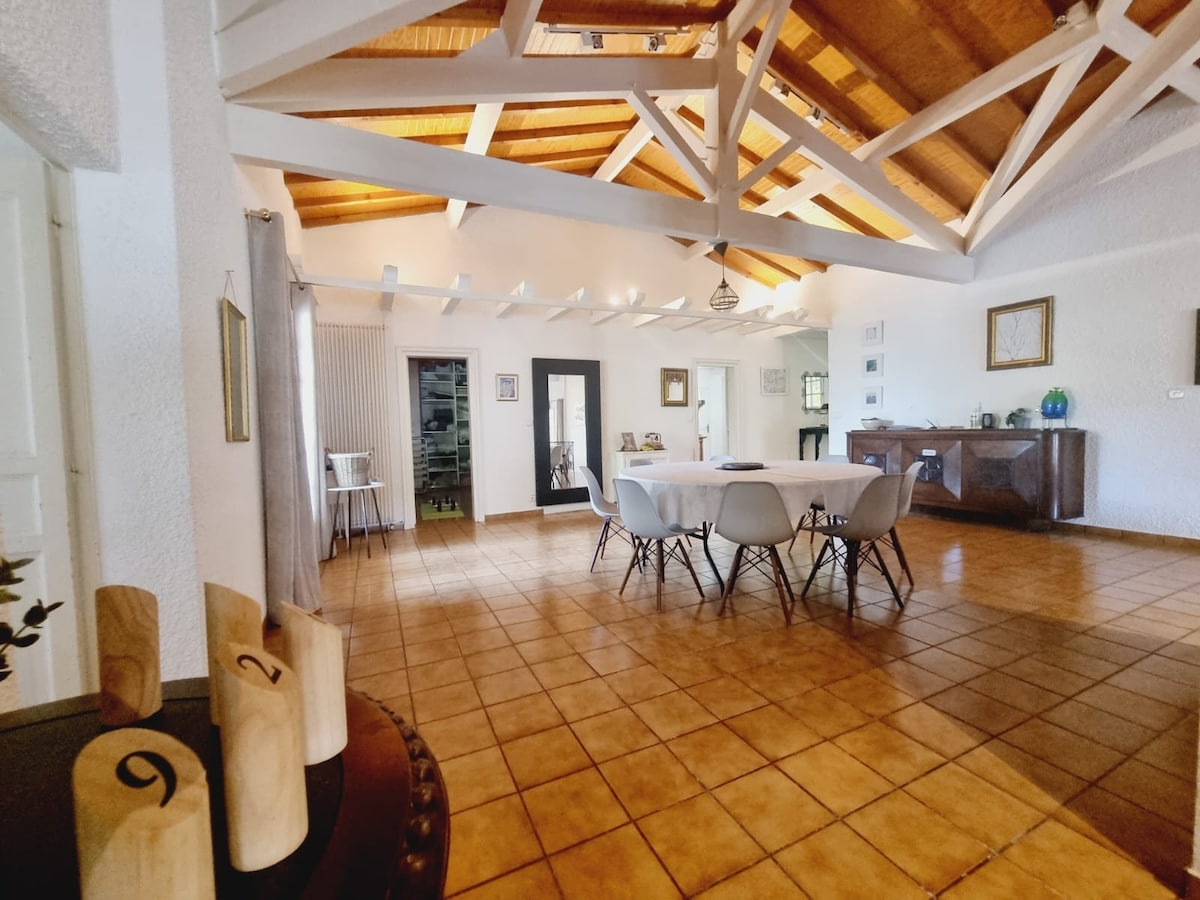 Large living and dining room of 83 m2 with large screen TV, fireplace and play tray for young and old. Shuffle Game, Badminton, Billiards, Ping-Pong, etc