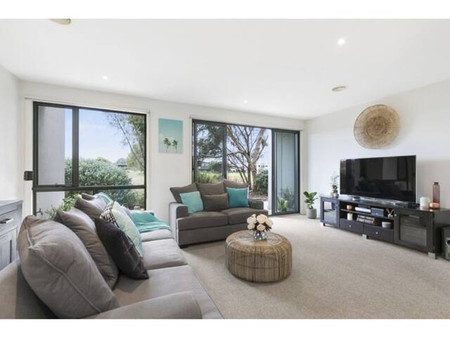 Private & peaceful resort style apartment gallery image 4