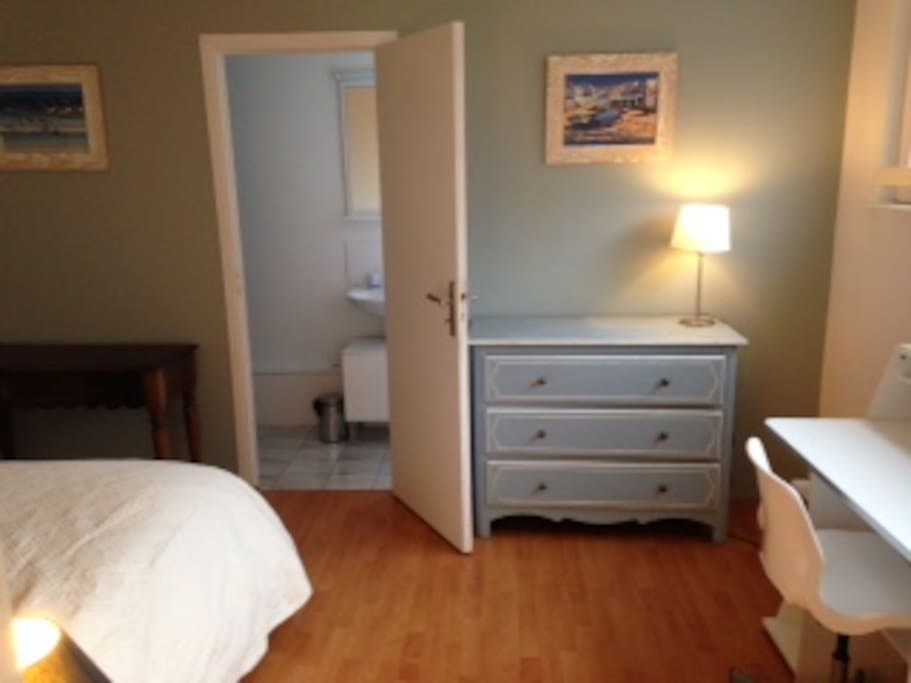 la chambre avec la salle de bain.
Un bureau pour travailler
