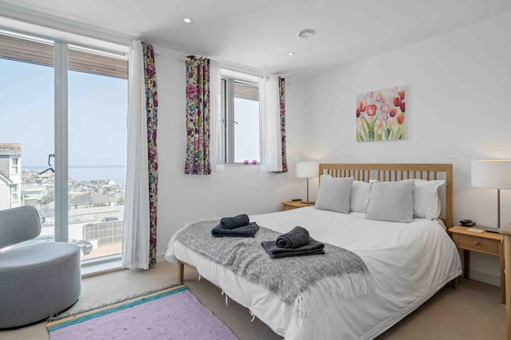 Spálňa s vlastnou kúpeľňou 1 s manželskou posteľou King a výhľadom na more