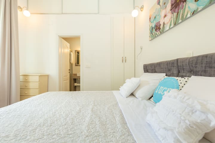 inaweza kupangwa kama vitanda viwili vya mtu mmoja au kitanda cha watu wawili