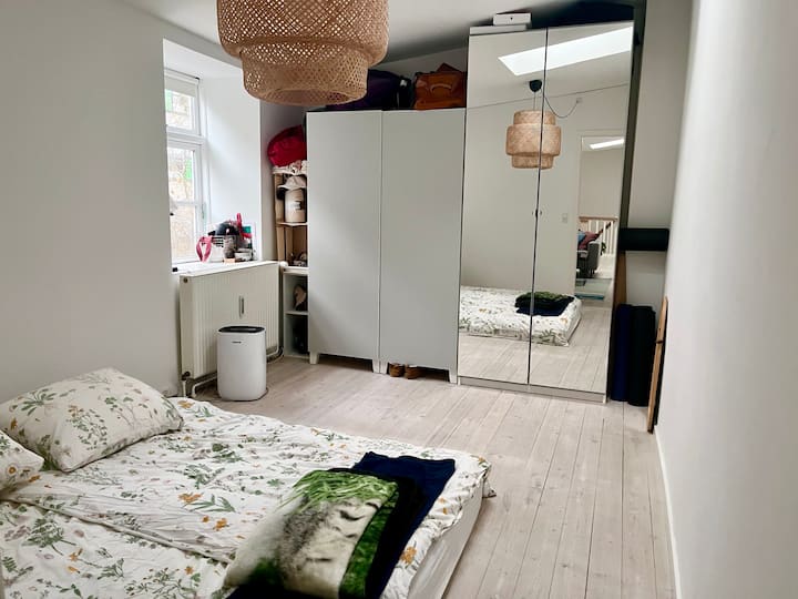 Vymenili sme posteľ za správnu – pozrite si ďalšie fotky! Je 160 x 200 cm.