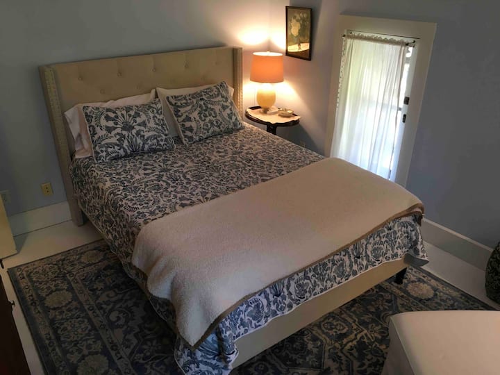 Quiet & comfy Periwinkle Blue Room