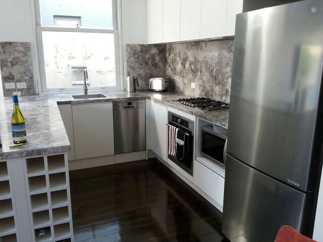 Beautiful renovated Victorian Cottage gallery image 4