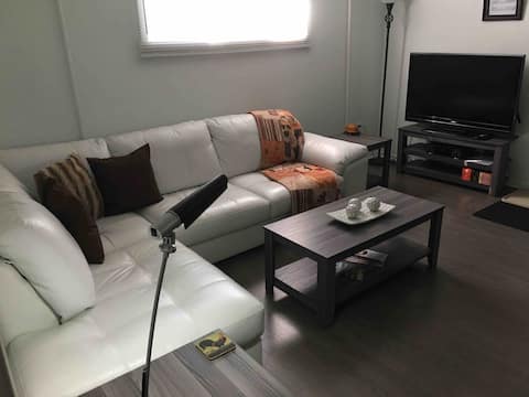 Top performing Airbnb: Complete apartment in the heart of Aylmer in Aylmer