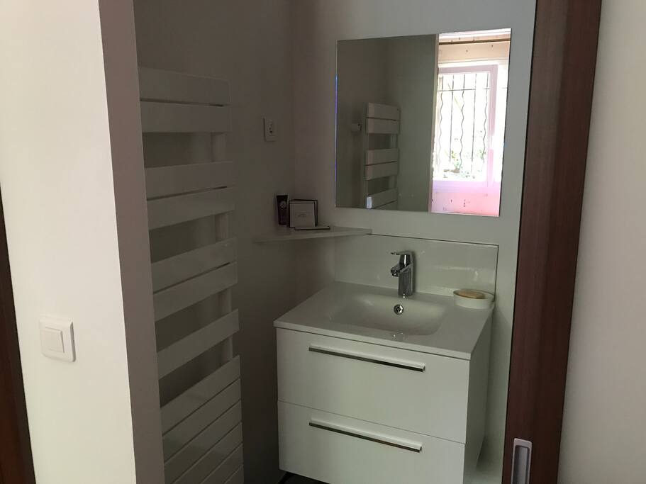 salle d'eau attenante à la chambre individuelle