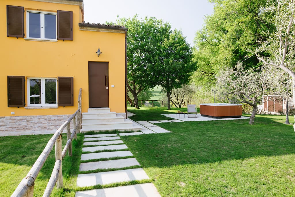 ingresso privato all'abitazione e jacuzzi di proprietà degli ospiti