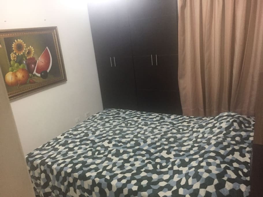 Alcoba principal con cama doble