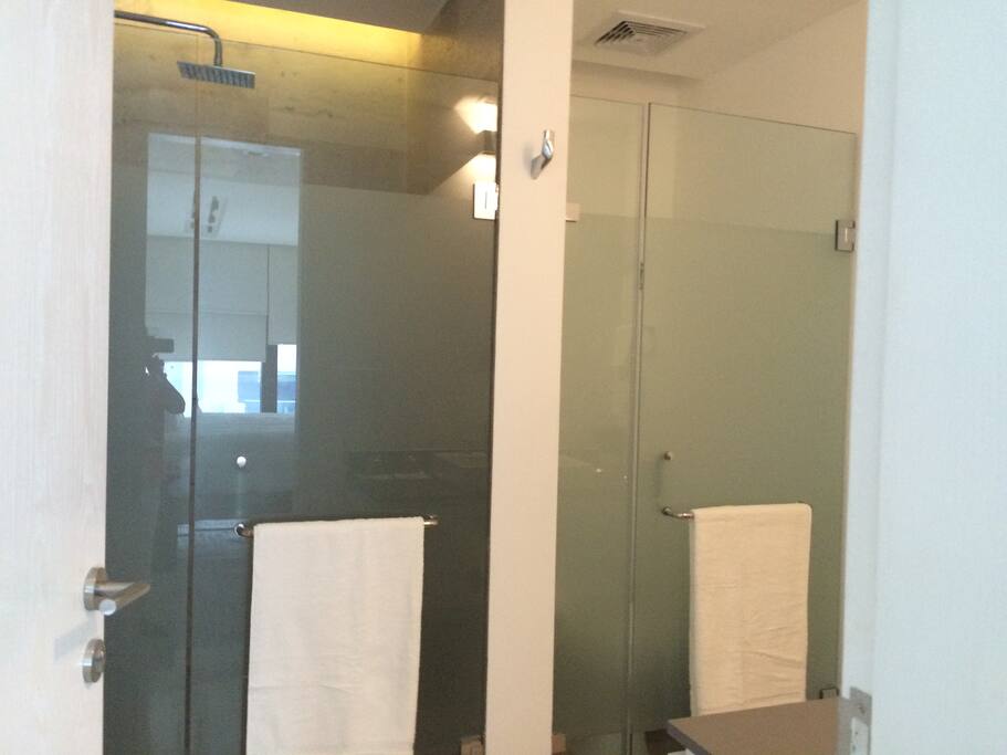 Baño completo con regadera e inodoro independientes. // Full bathroom with separate shower and toilet.