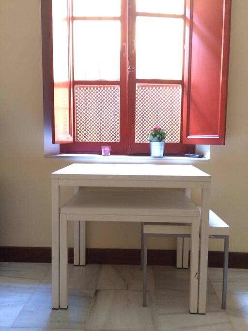 VENTANA DEL SALÓN/COMEDOR DE LA PLANTA BAJA. Mesas.