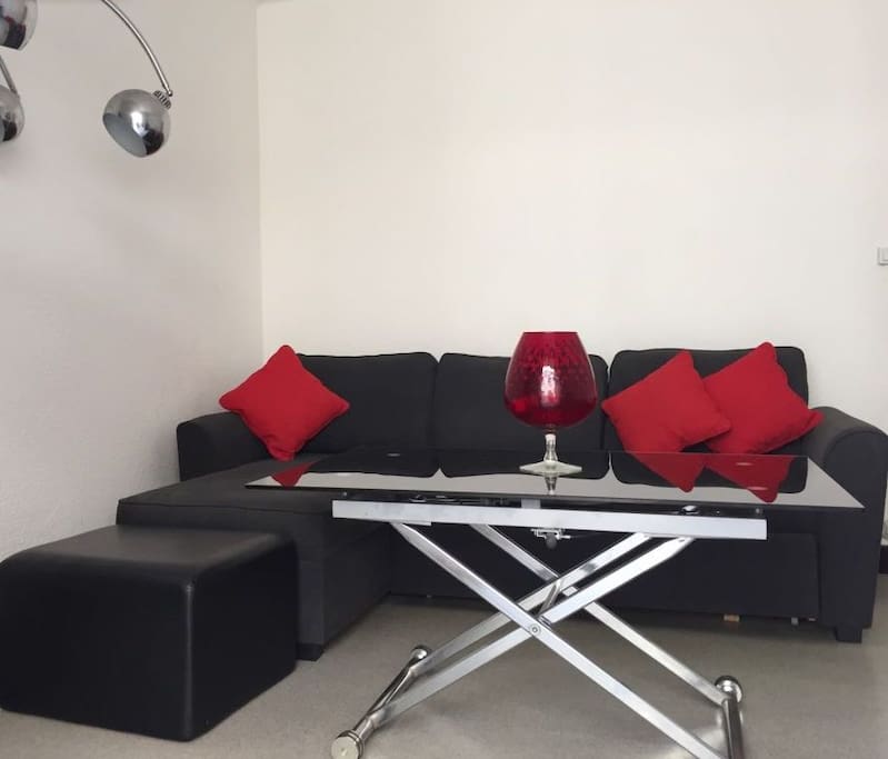 Le canapé convertible et la table basse convertible en table de salle à manger