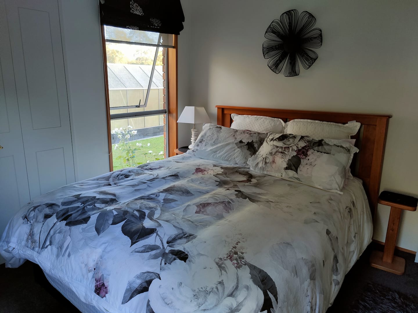 Modern & Cosy Home Overlooking Our Garden 4