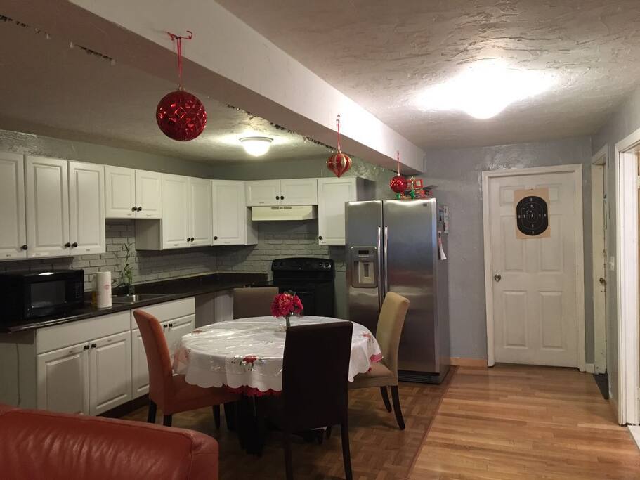 Beautiful kitchen, with free cultery。