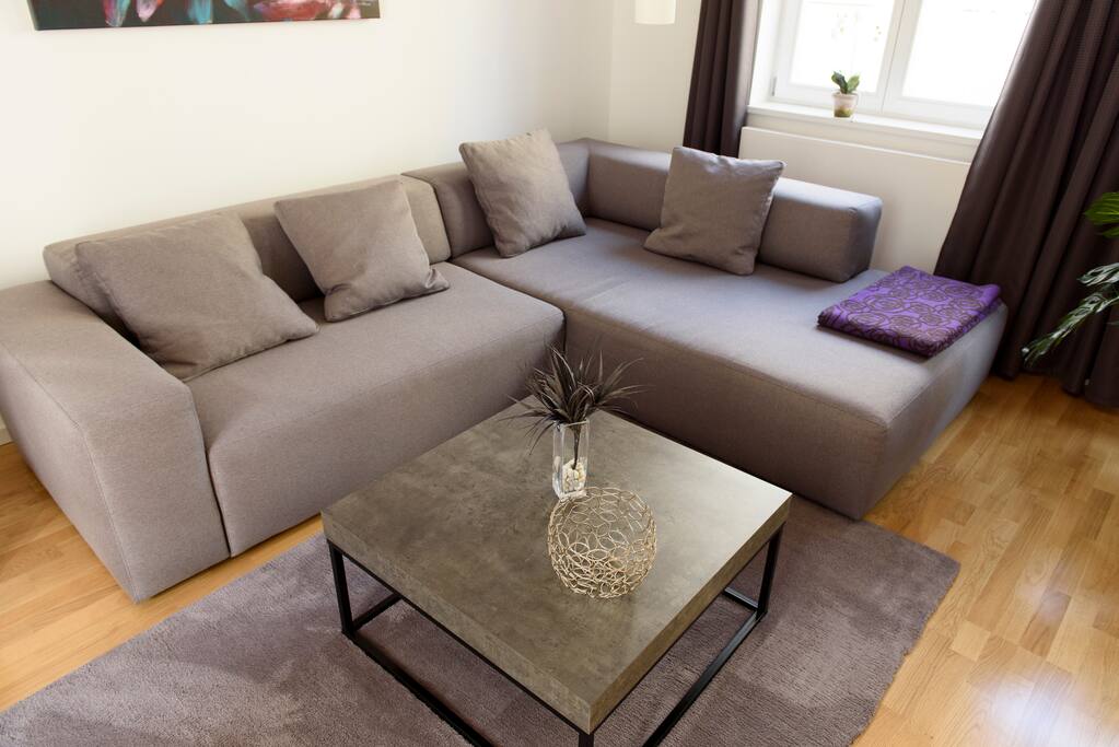 großzügige Couch