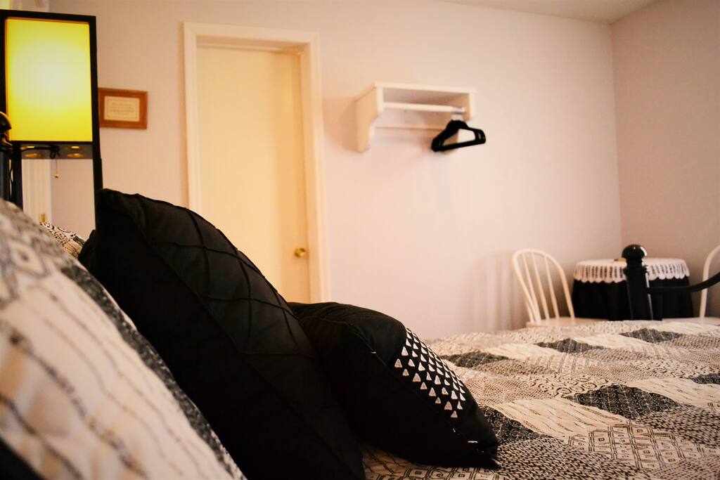 Poker Alice - Queen bed with sitting area and private bathroom