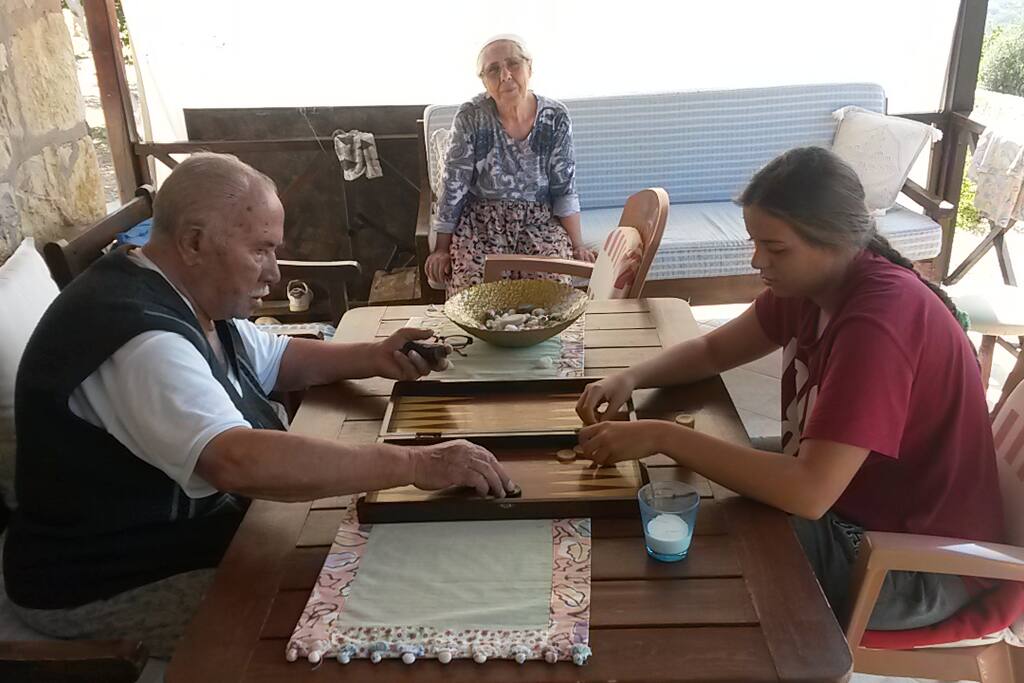 Dede torun evin balkonunda tavla partisi