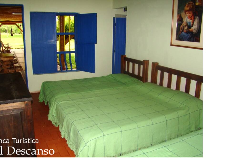 UNA DE LA HABITACIONES