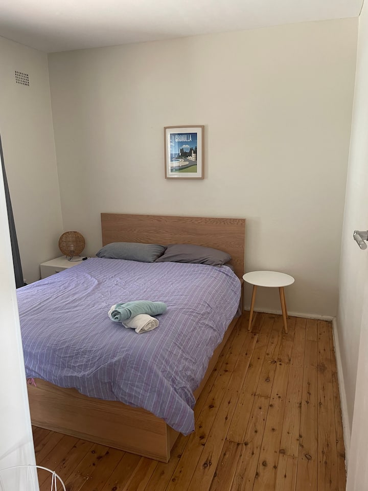 Beach apartment, 200m to Cronulla beach & shops