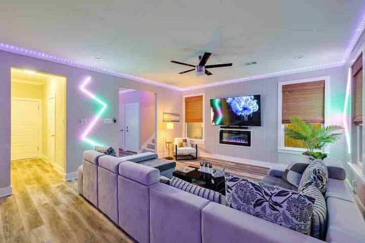 Retroland! | Hot Tub + Pool | Arcade | 7 min Dtown gallery image 5