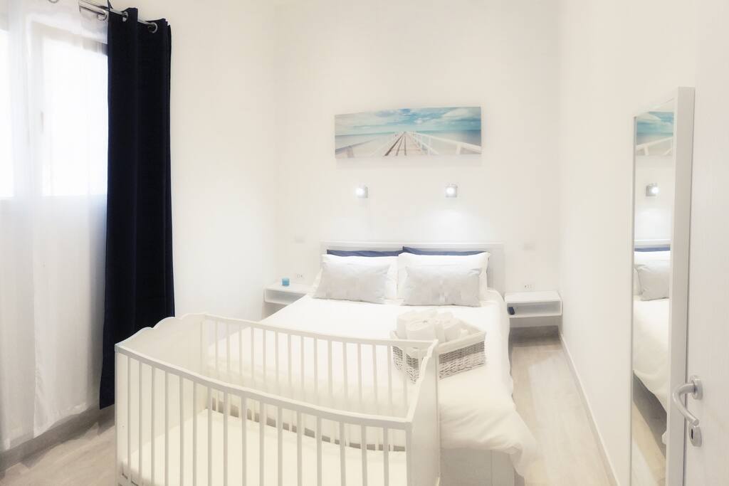 Bedroom with baby crib (if you need), mirror, closet and reading lights. Stanza da letto con culla (a richiesta), specchio, armadio, luci da lettura.