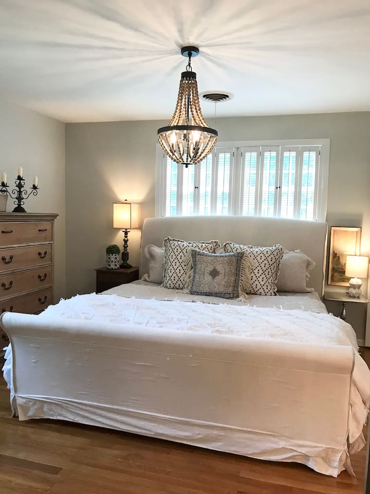 El dormitorio principal ofrece una cama tamaño king, con cómodas sábanas y una decoración que te hace sentir como en casa. 