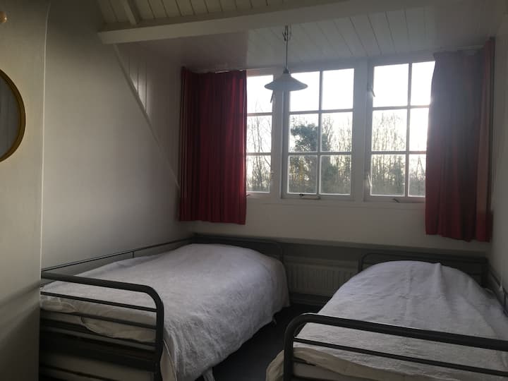 غرفة نوم بسريرين × 2