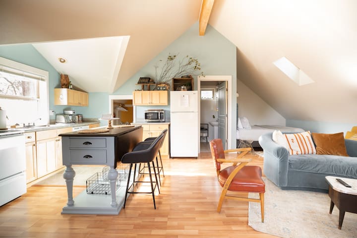 Cozy studio along Century, walk to everything!