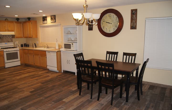 Beautiful Home/wifi/ King Size Bed In Every Room - Las Vegas, NV