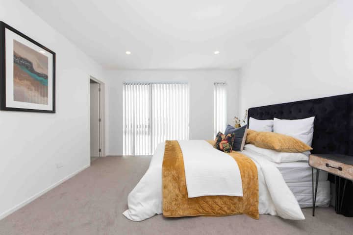 Massive Master ensuite with a walk-in garderobe and fantastic views of Howick Domain and Howick Village