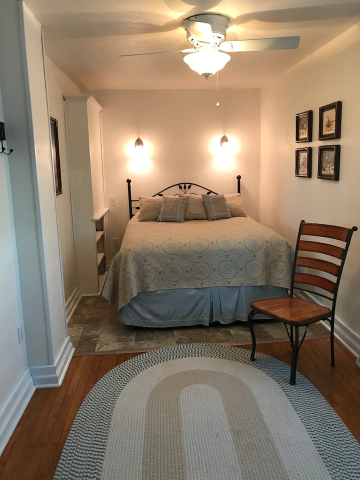 Ghorofa ya Kwanza:  Chumba cha kulala Nambari 1, kitanda cha malkia