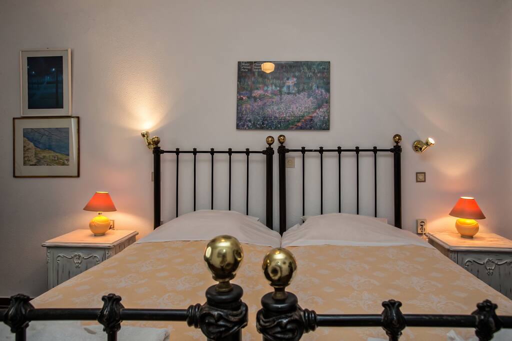 Bedroom with twin beds