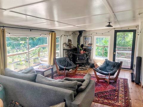 Sweet Little River Cabin in the Trees, HOT TUB!!