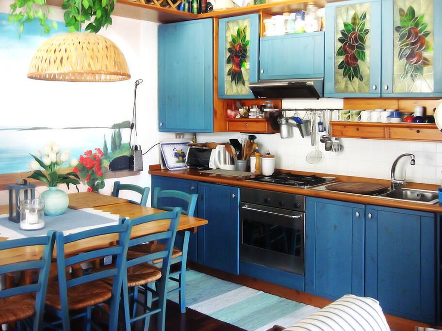 Cucina e tavolo da pranzo