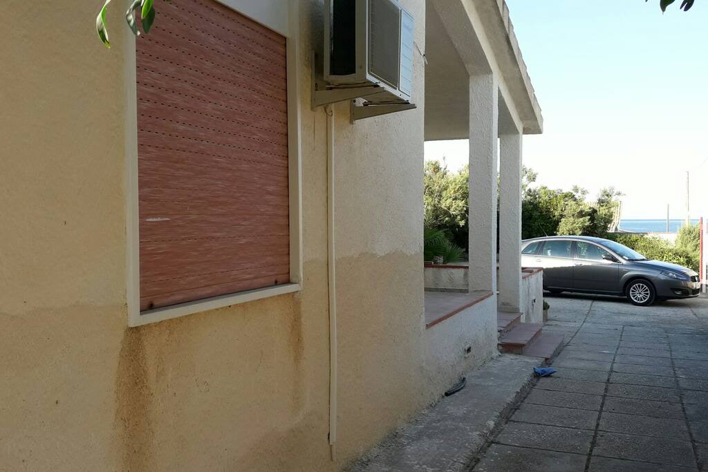 villetta con ampia veranda e parcheggio