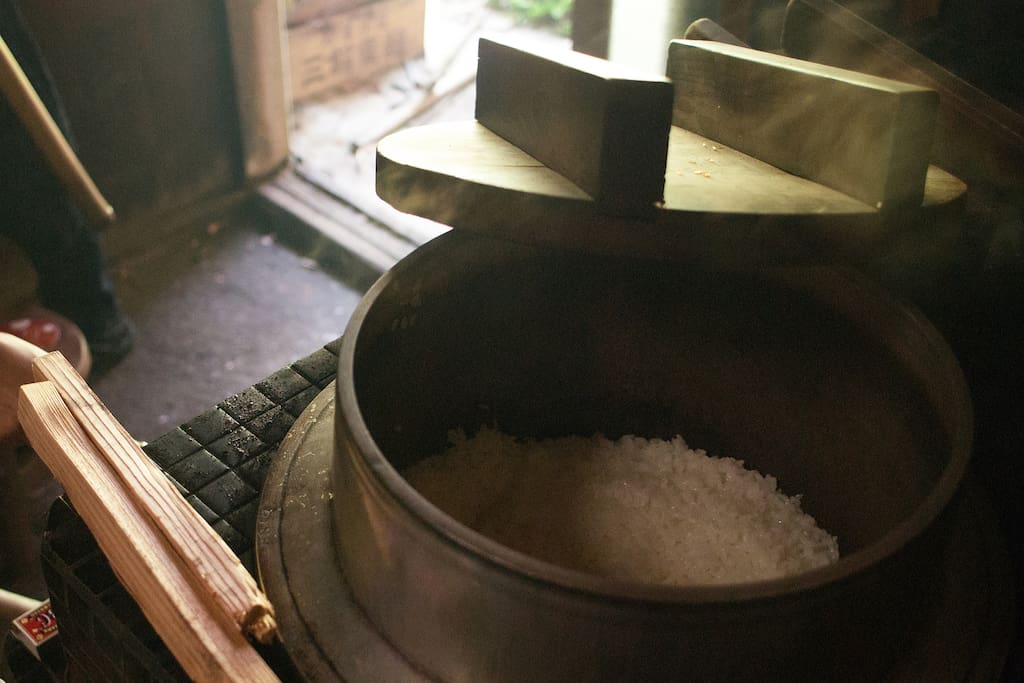 Cooking rice in the "Kamado", the traditional way.