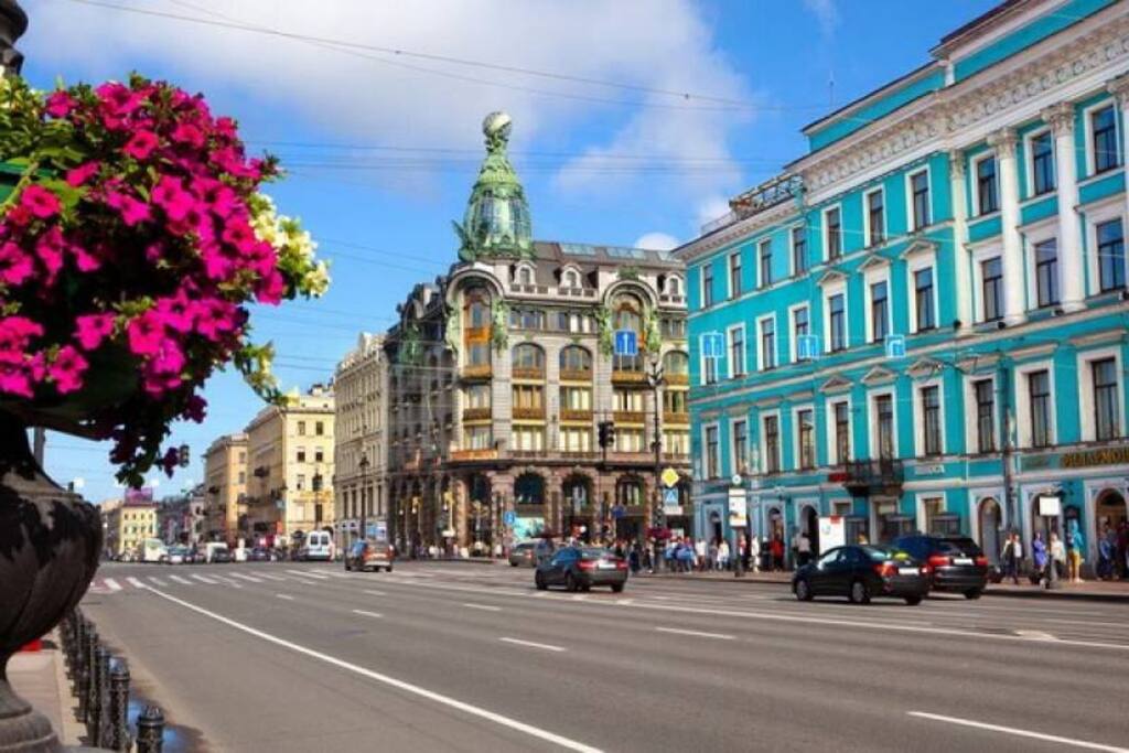 До Невского проспекта 10 минут пешком