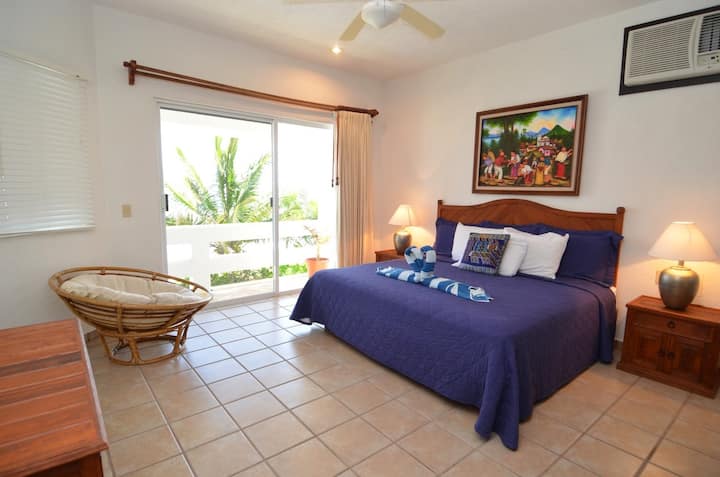 Chumba cha kulala cha kiwango cha juu kilicho na kitanda aina ya king