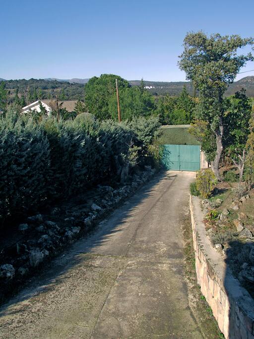Entrada particular a casa en urbanización en paraje natural