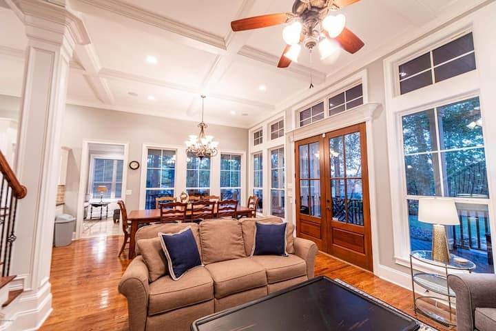 Dit is het hol met uitzicht op de eetkamer en keuken 