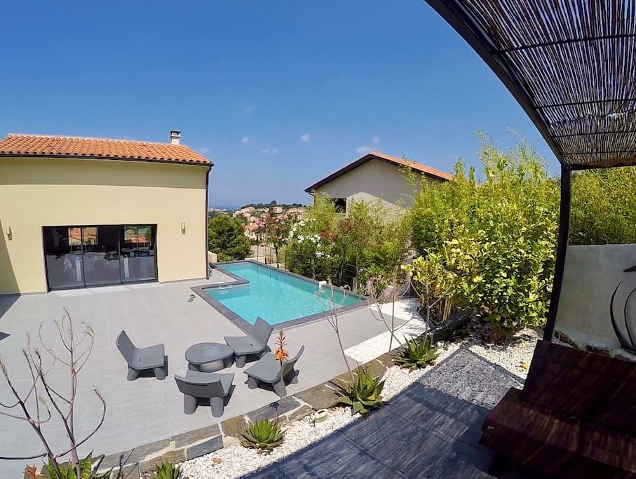 Grande terrasse avec piscine ...