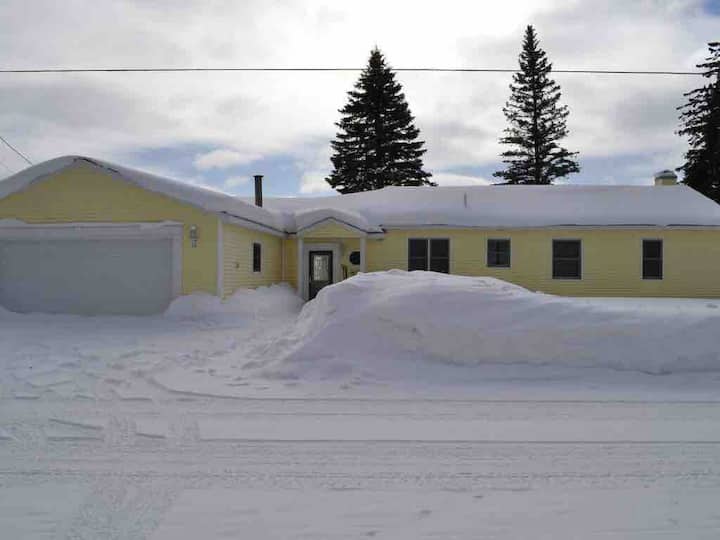 Sandy Beach 4 Season Retreat Houses for Rent in Bergland, Michigan