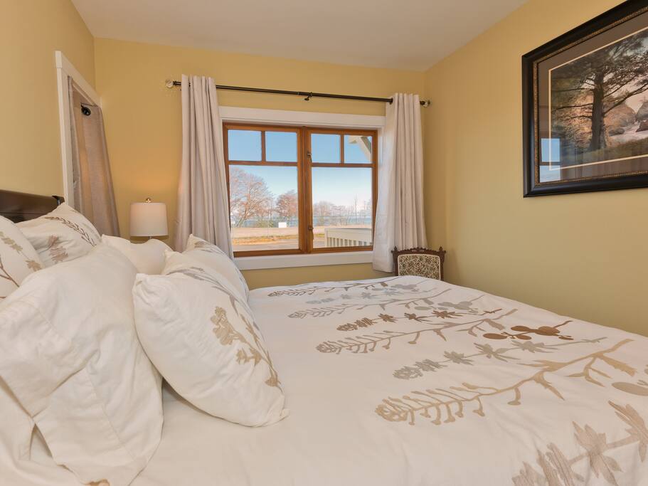 Water side bedroom with queen Casper memory foam mattress