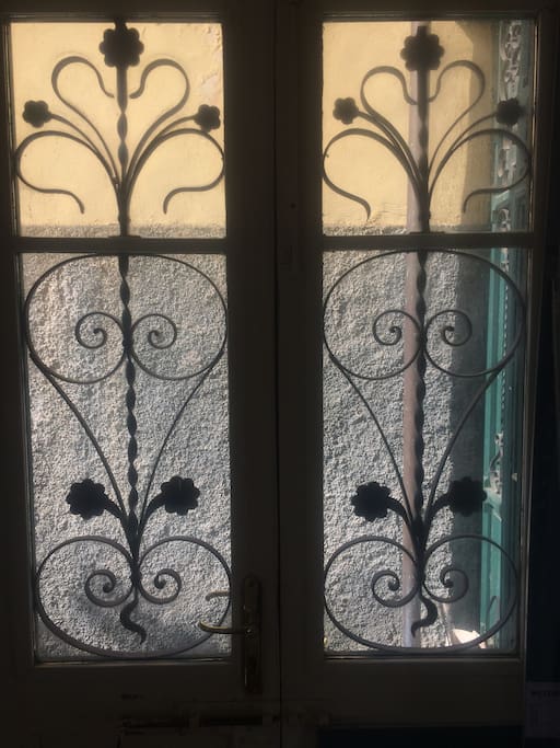 particolare della porta d'ingresso stile liberty/entrance door liberty style