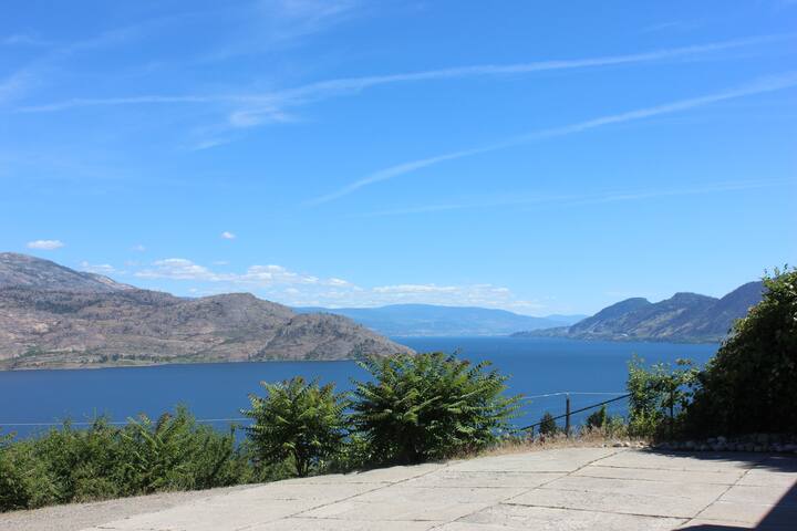 Spectacular Panoramic Lake View Houses For Rent In Peachland British Columbia Canada