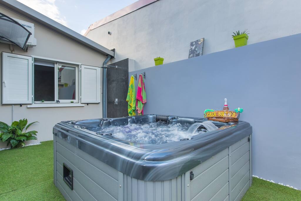 Jacuzzi privé pour une détente absolue