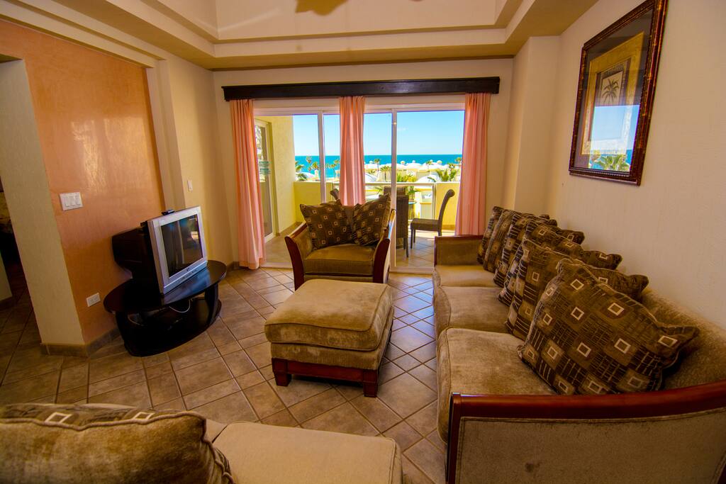 Couch,Furniture,Chair,Indoors,Room