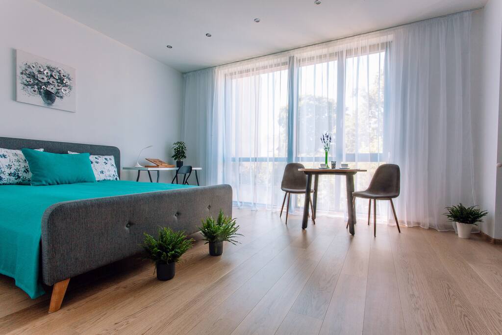 Large 200x160cm bed